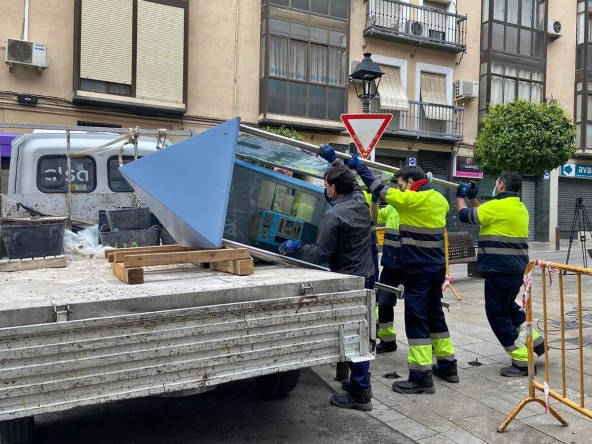 Último adiós a las cabinas telefónicas de Jaén con una performance y un concurso de fotografía