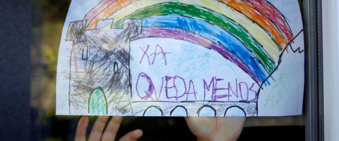 Cartel elaborado por un niño en una ventana