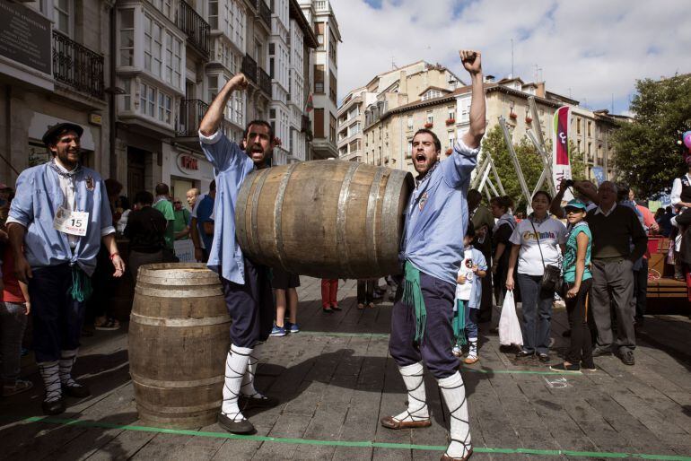 Dos participantes de la carrera de barricas