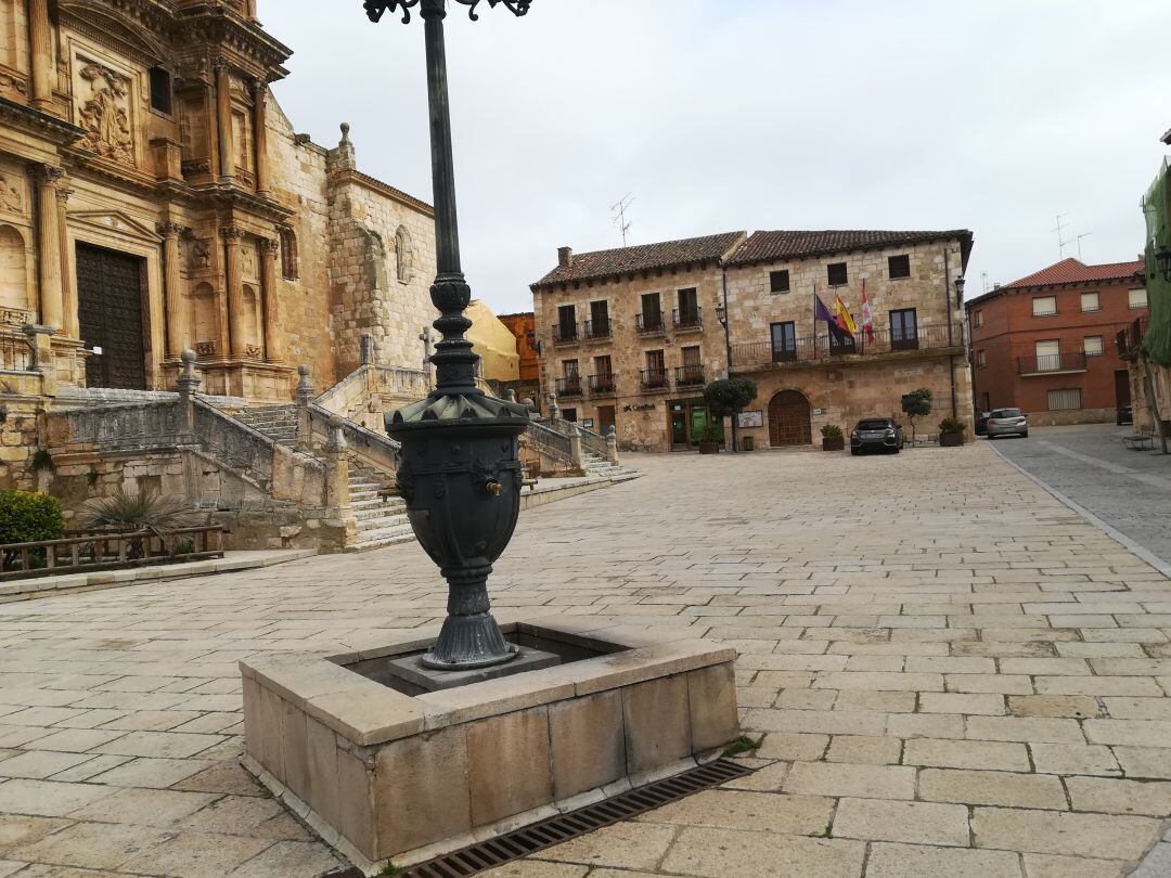 Plaza Mayor de Gumiel de Izán con la Casa Consistorial al fondo