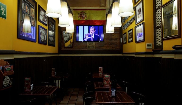 Una televisión en un bar vacío durante el debate electoral