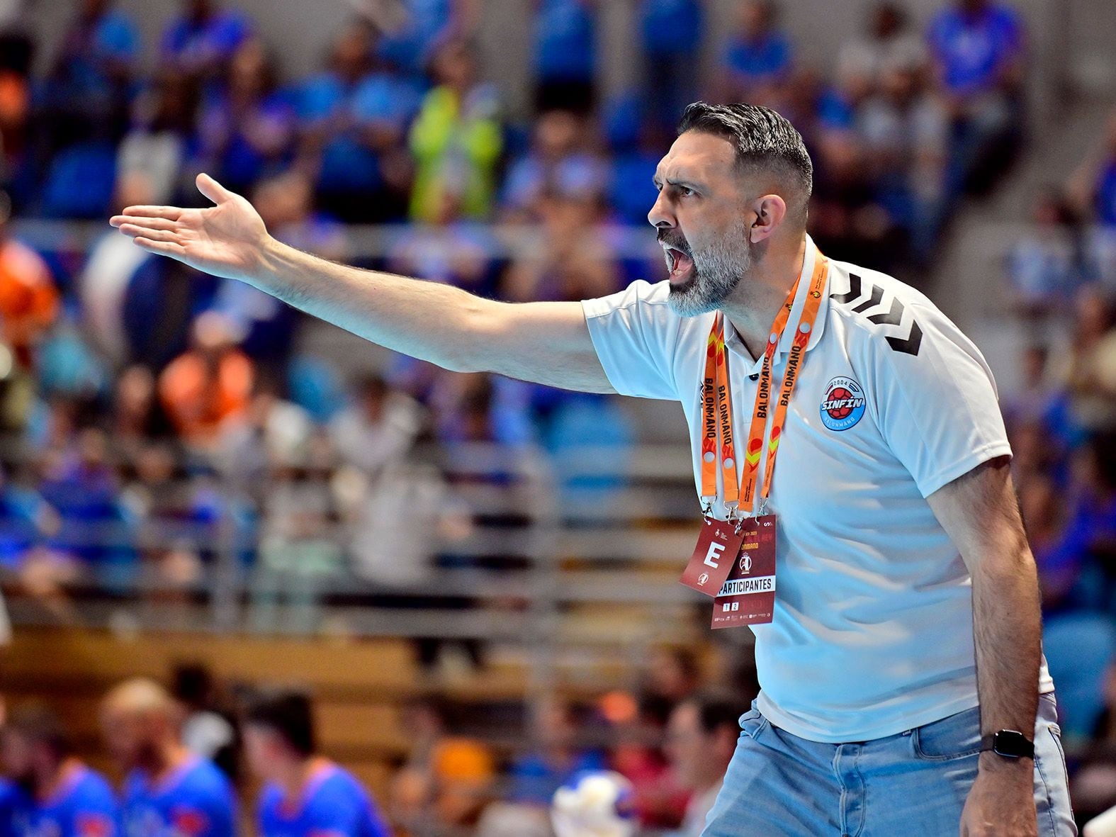 Garabaya, dirigiendo al Blendio Sinfín en Copa del Rey