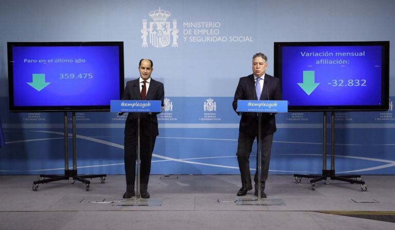  Los secretarios de Estado de Empleo, Juan Pablo Riesgo (i), y de Seguridad Social, Tomás Burgos, durante la rueda de prensa en la que han presentado hoy los datos publicados hoy por el Ministerio de Empleo y Seguridad Social.