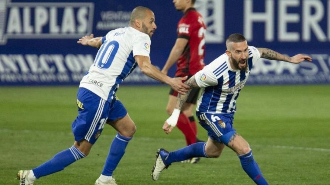 La Deportiva derrotó al Mirandés en un gran partido de los blanquiazules.