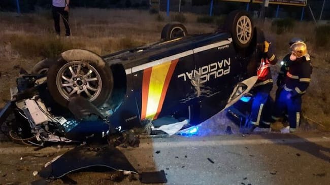 Coche policial accidentado.