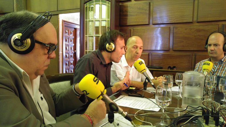 De izquierda a derecha, Roberto Fernández (PSOE), Pablo Muñoz (ZeC) y Carmelo Asensio (CHA), junto a Juanjo Hernández