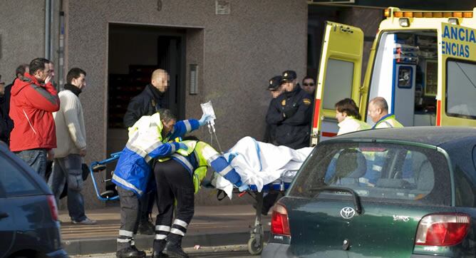 Personal sanitario traslada a la ambulancia a una persona que había resultado herida grave, con un disparo en la cabeza, durante un tiroteo ocurrido en el interior del edificio de la calle Sebastián Feringán, de Cartagena, en el que un hombre, que ya ha s