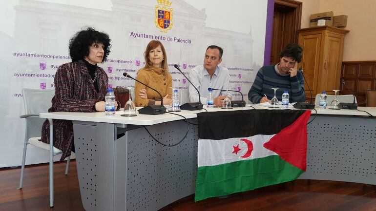 En la imagen, algunos de los integrantes del viaje a los campamentos saharauis, con la bandera del Sáhara Occidental que aparece del revés en señal de protesta y hasta que les sea devuelto su territorio