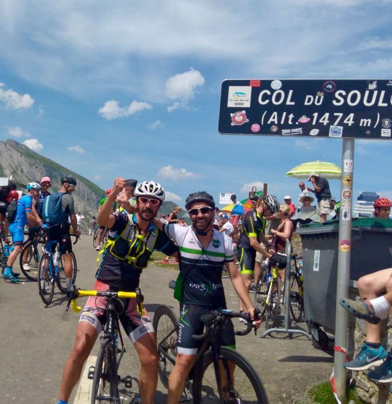 Momento de culminación de uno de los puertos del Tour de Francia