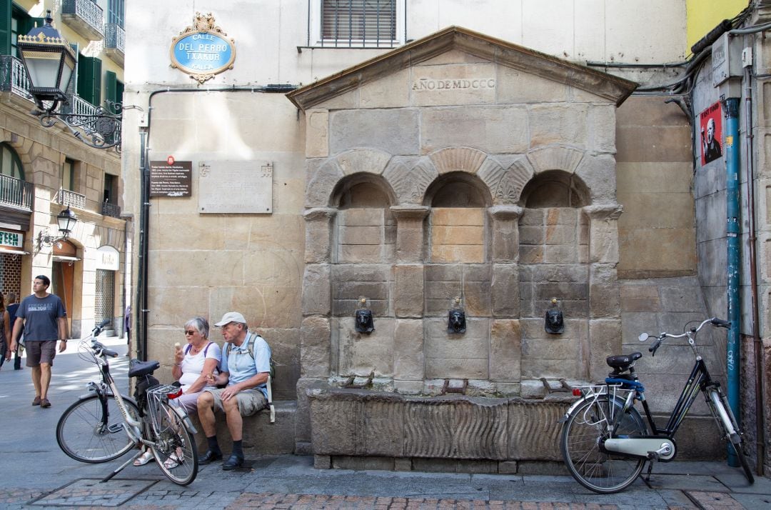 Una pareja de turistas en el Casco Viejo de Bilbao