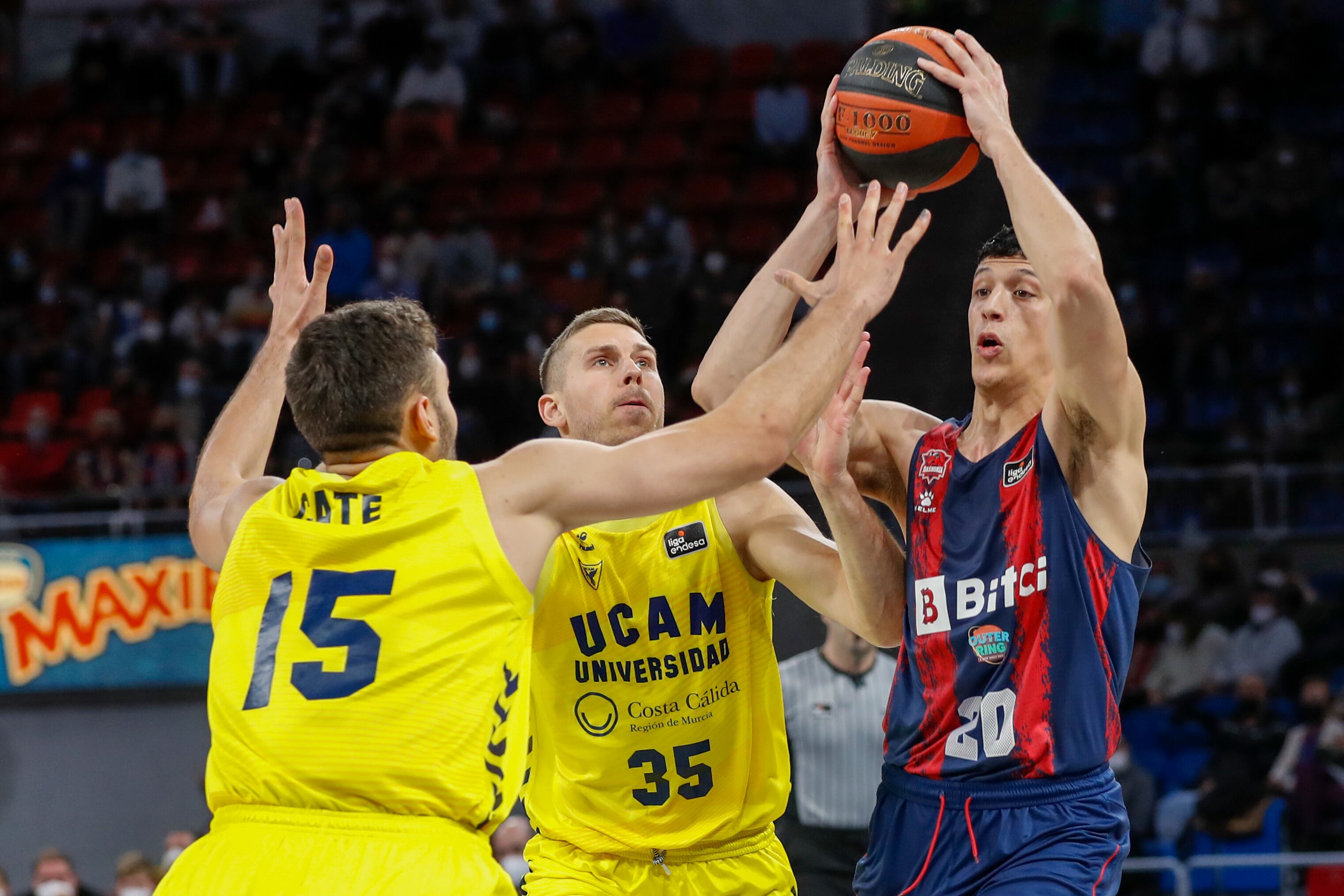 Simone Fontecchio intenta zafarse de la defensa de varios jugadores del UCAM Murcia. EFE/ David Aguilar