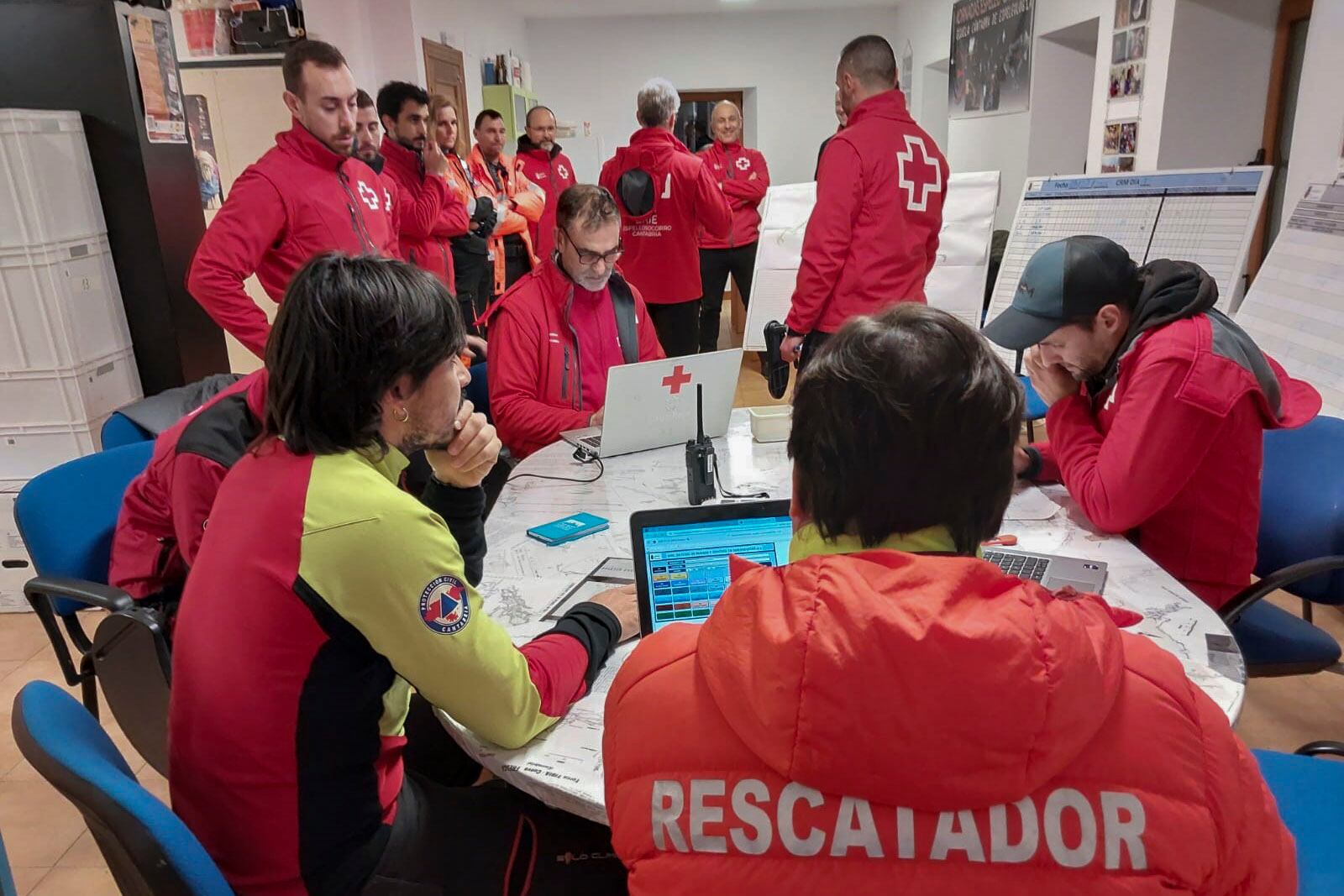 Imagen del Puesto de Mando instalado en el local de la Federación Cántabra de Espeleología de Arredondo, para seguir el rescate de cuatro espeleólogos que permanecen atrapados en el interior de la cueva Vallina, en el municipio cántabro por la crecida de un río subterráneo. EFE / Gobierno de Cantabria.