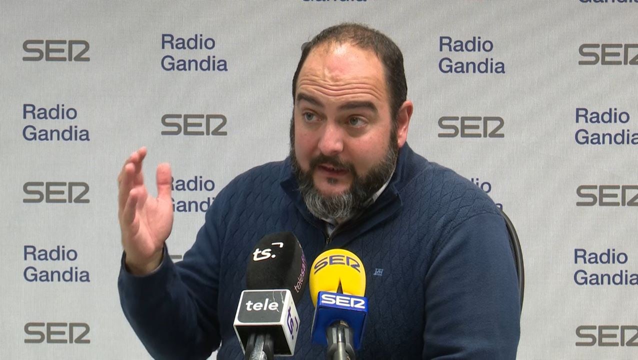 Telmo Gadea, presidente de la Federació de Falles de Gandia durante una entrevista concedida al Grupo Radio Gandia.