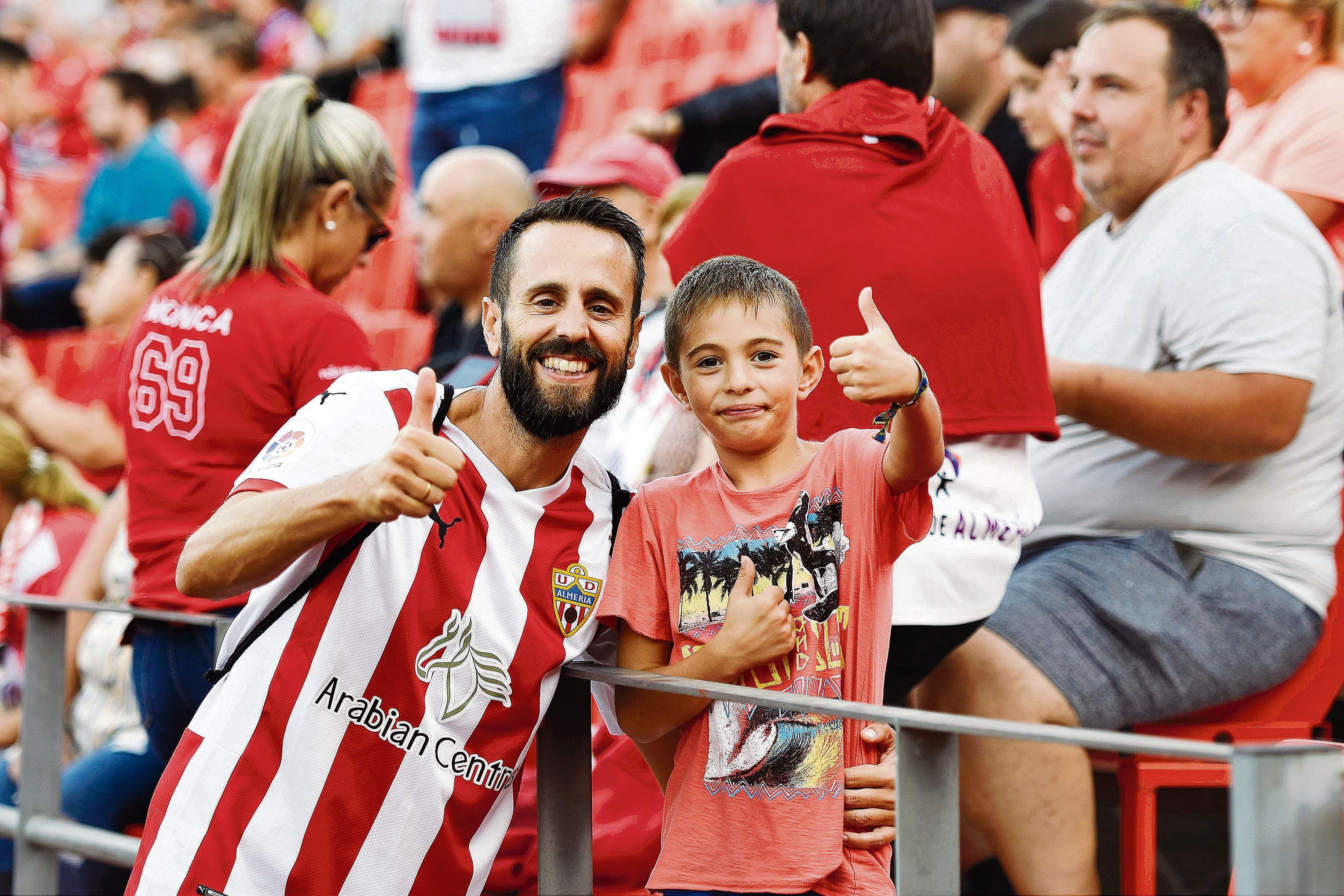 Un padre y su pequeño saludan al fotógrafo