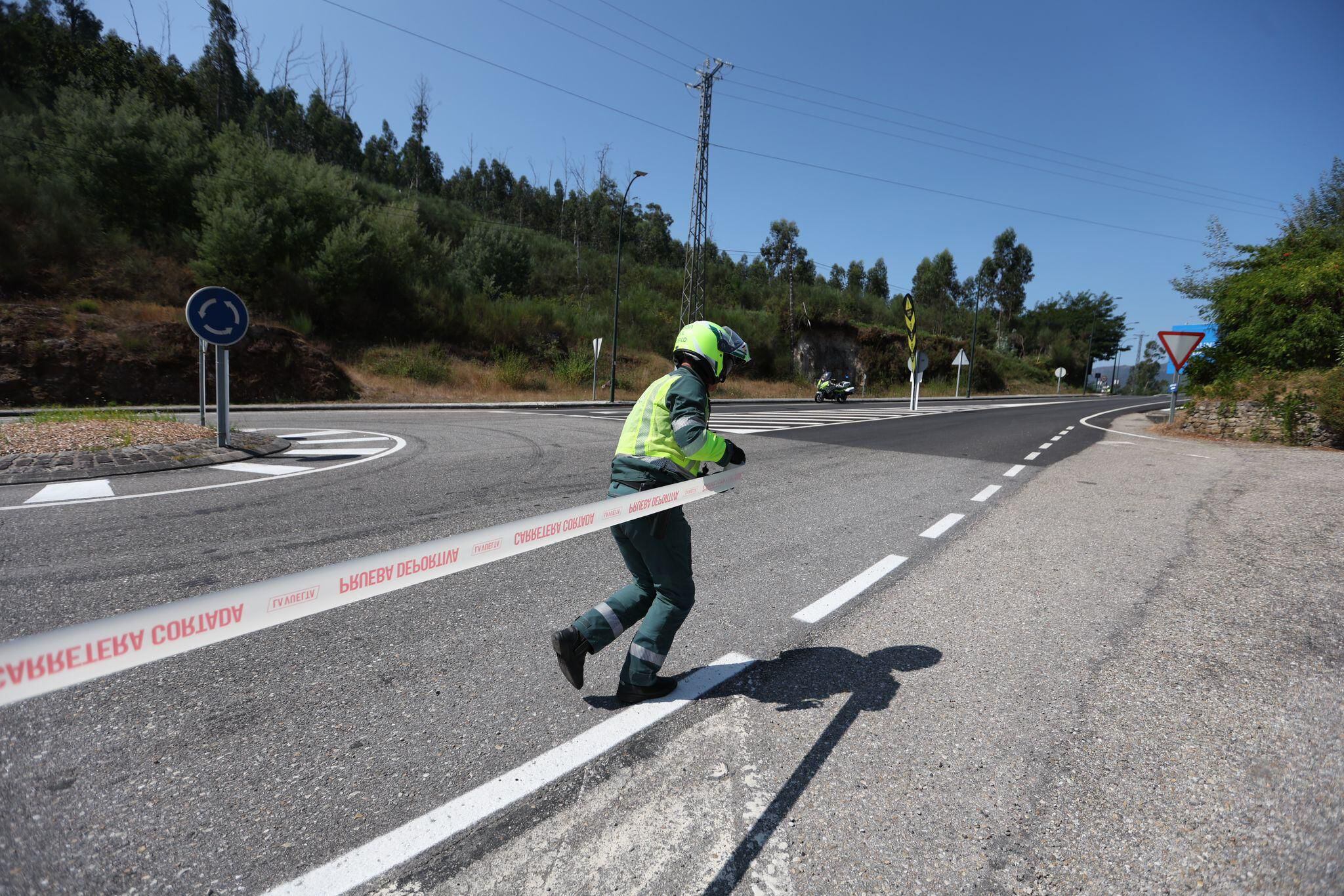 Guardia Civil cortando el acceso a una carretera