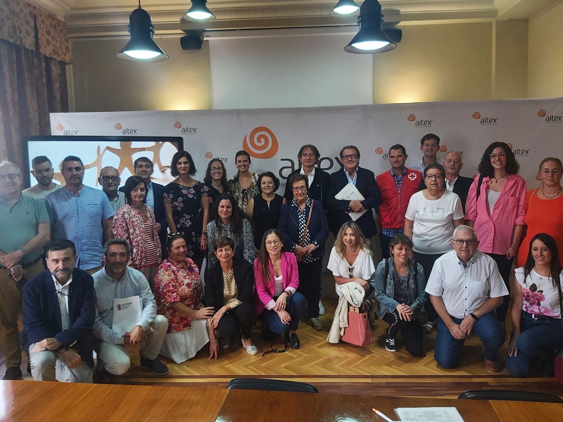 Representantes de AITEX y de las entidades solidarias beneficiadas con las ayudas del instituto tecnológico