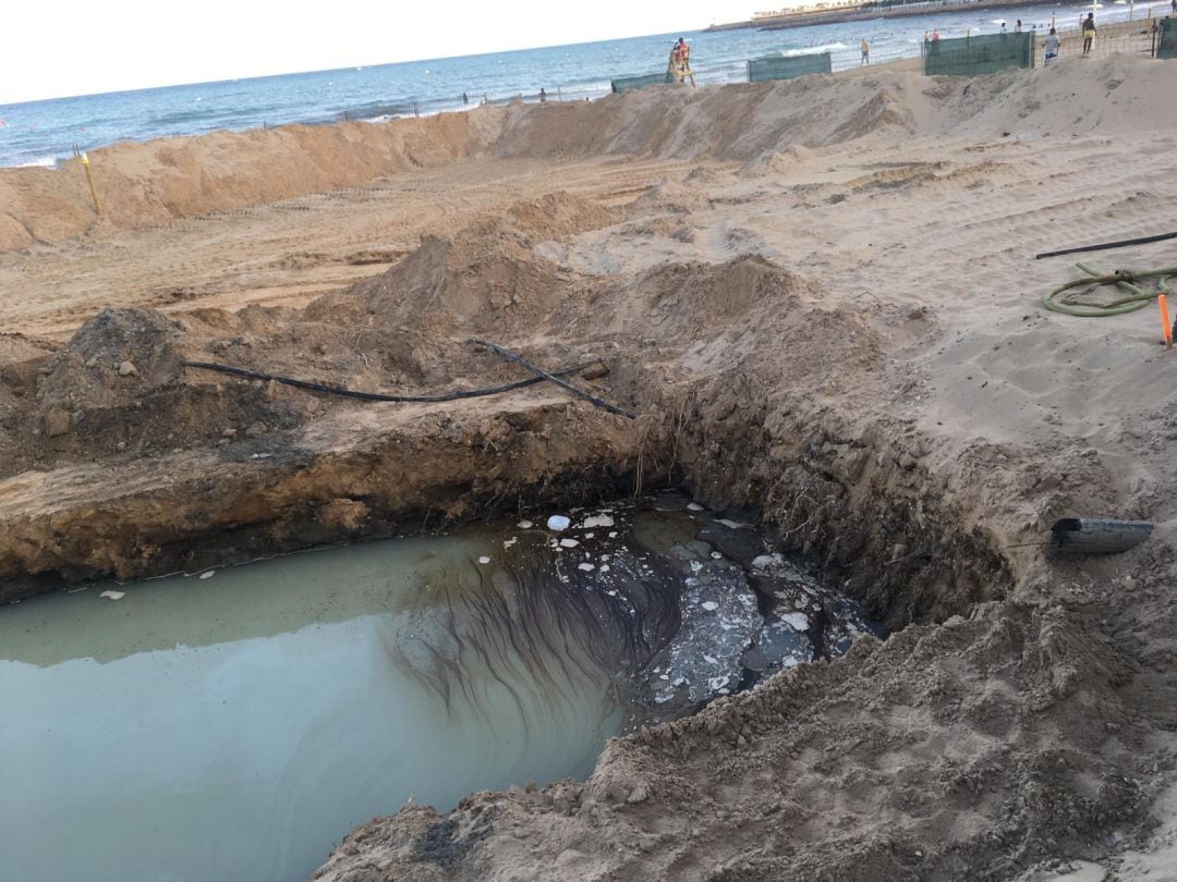 Balsa con liquidos acumulados en la playa del Postiguet