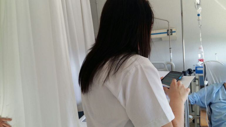 Una nutricionista pregunta al paciente por el menú