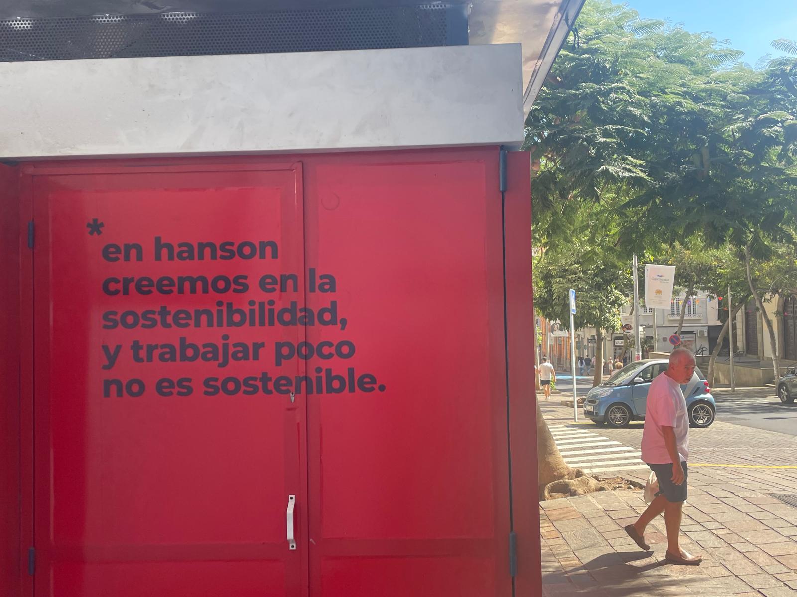 Campaña de Hanson* en un kiosko de Santa Cruz de Tenerife