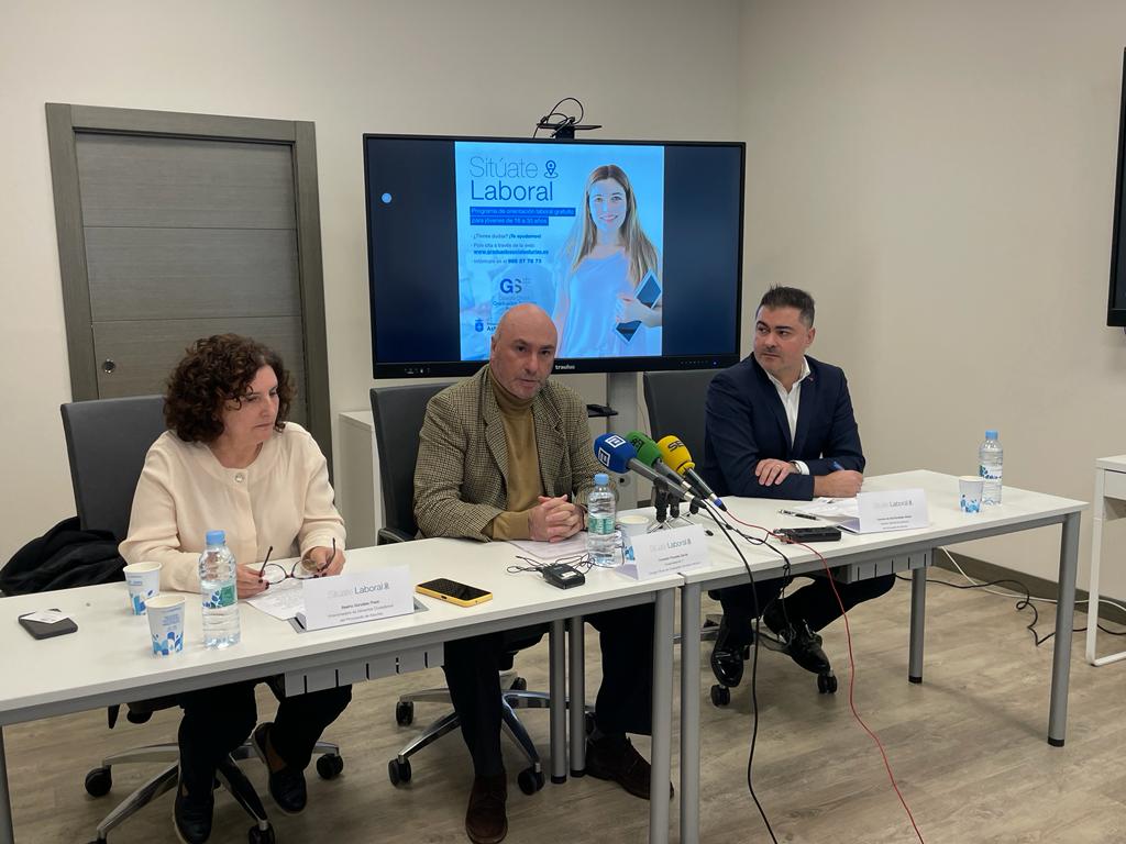 La Viceconsejera de Derechos Ciudadanos, Beatriz Glez. Prieto, Fernando Pintueles, Vicepresidente del Colegio, y Francisco de Asís, Director General de Juventud, durante el acto de presentación del programa en la sede del Colegio (de izquierda a derecha)