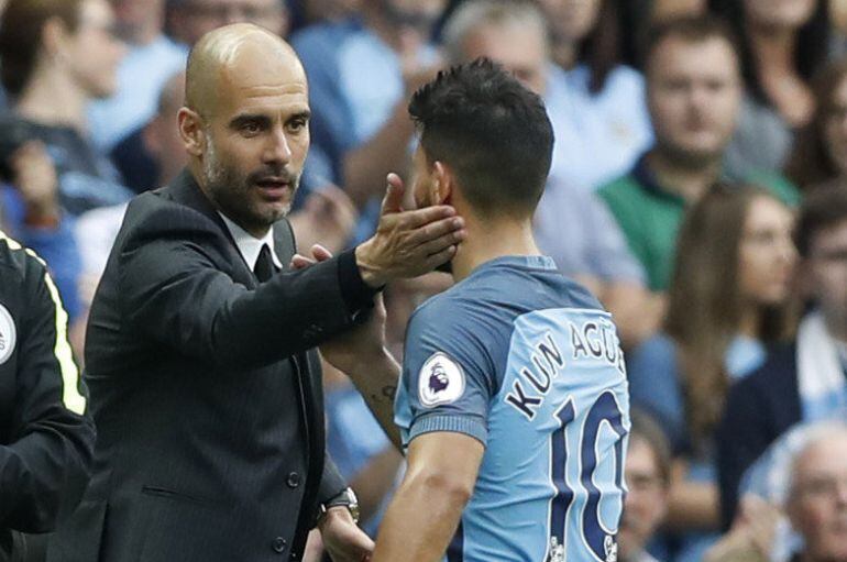 Guardiola saluda al Kun Agüero después de cambiarle