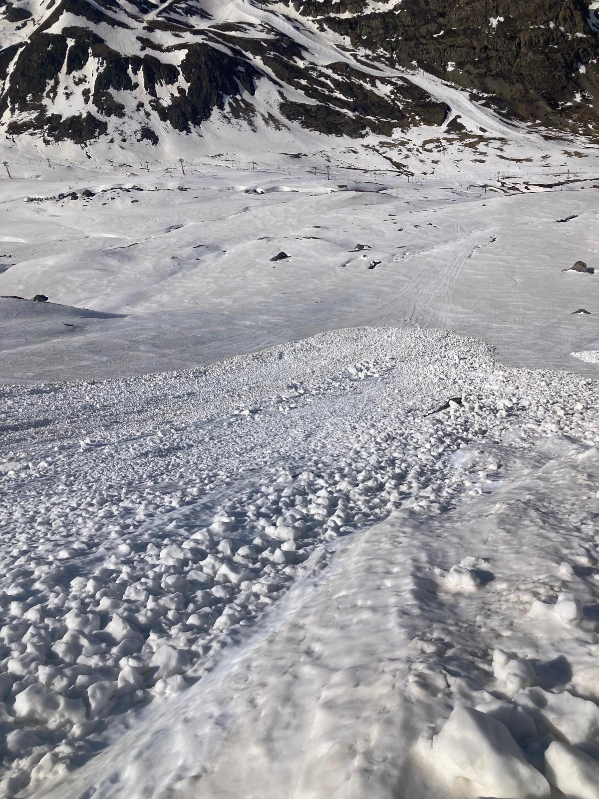 Un alud ha dejado la parte alta de la pista sin suficiente nieve