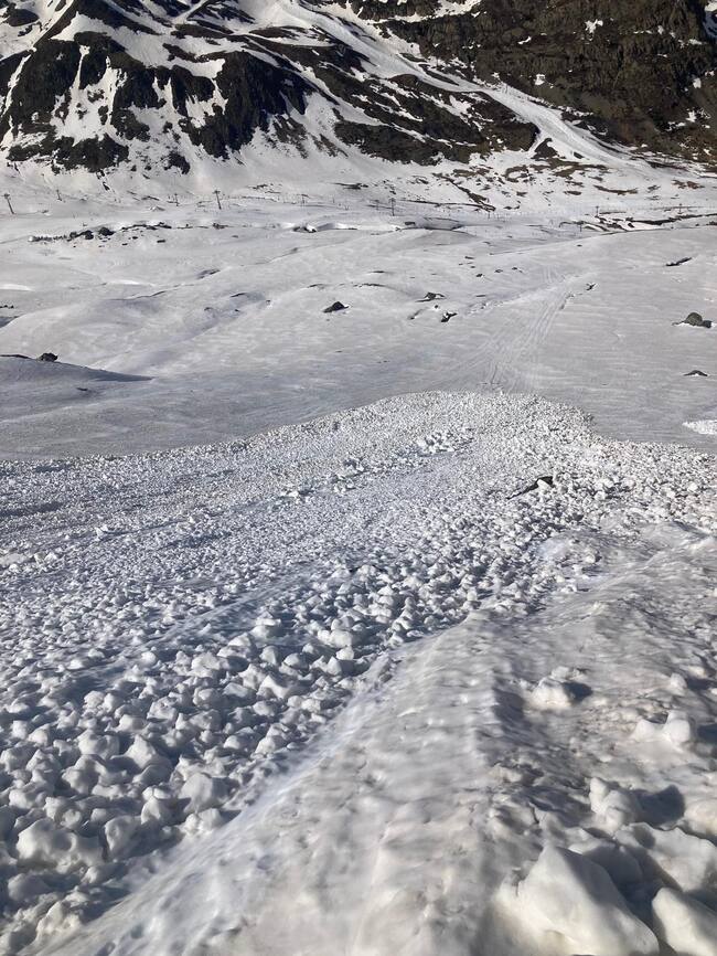 Un alud ha dejado la parte alta de la pista sin suficiente nieve