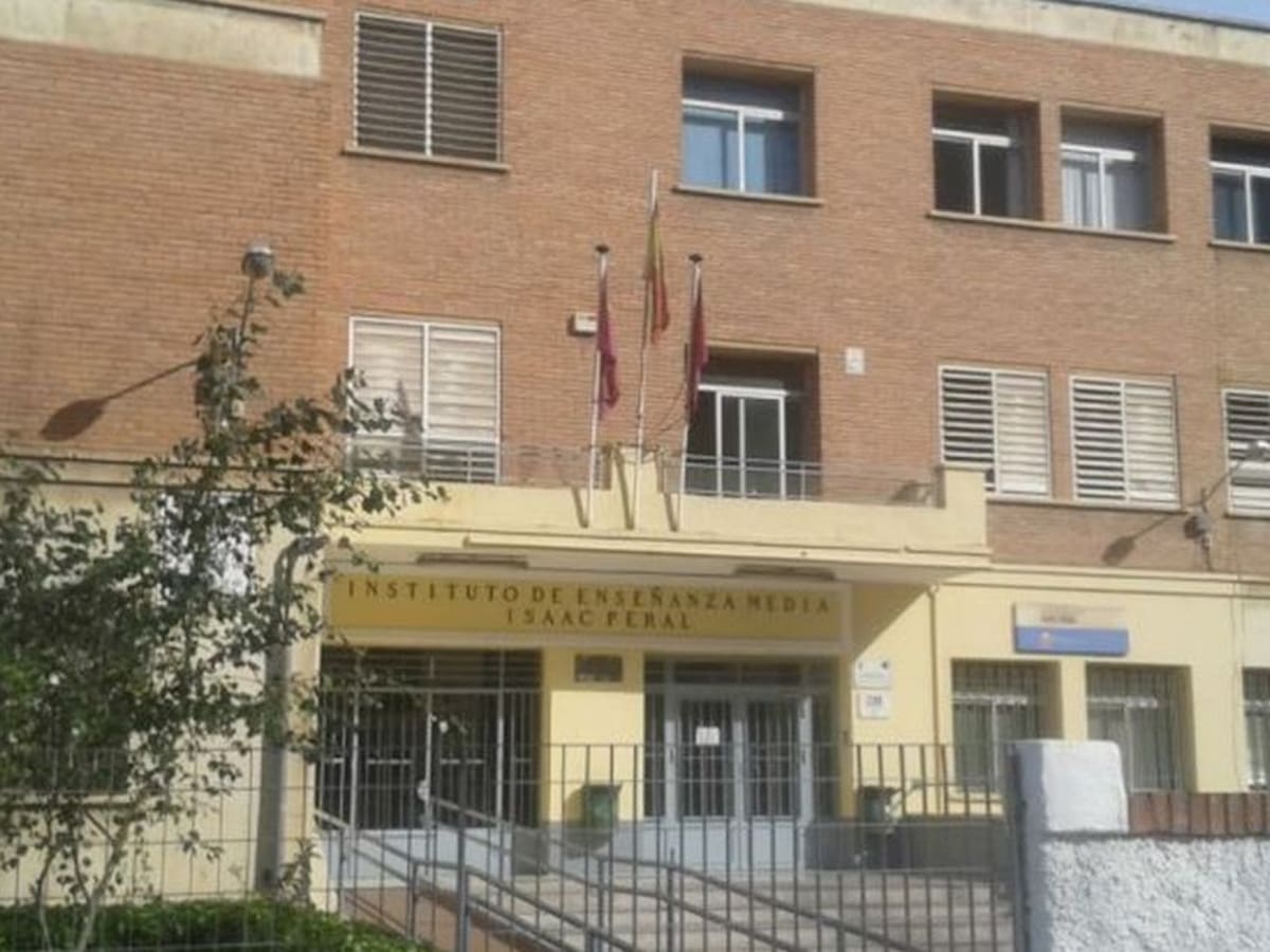 Los alumnos del IES Isaac Peral estallan en una cacerolada tras los desprendimientos del techo por la lluvia