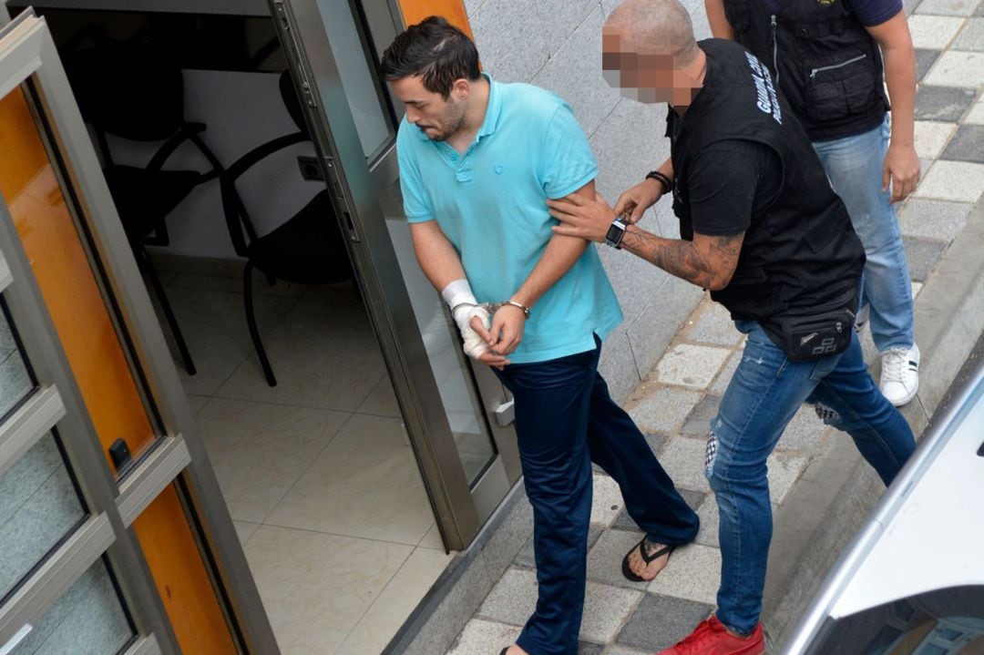 El presunto autor de los hechos entrando a los juzgados de Arona. 