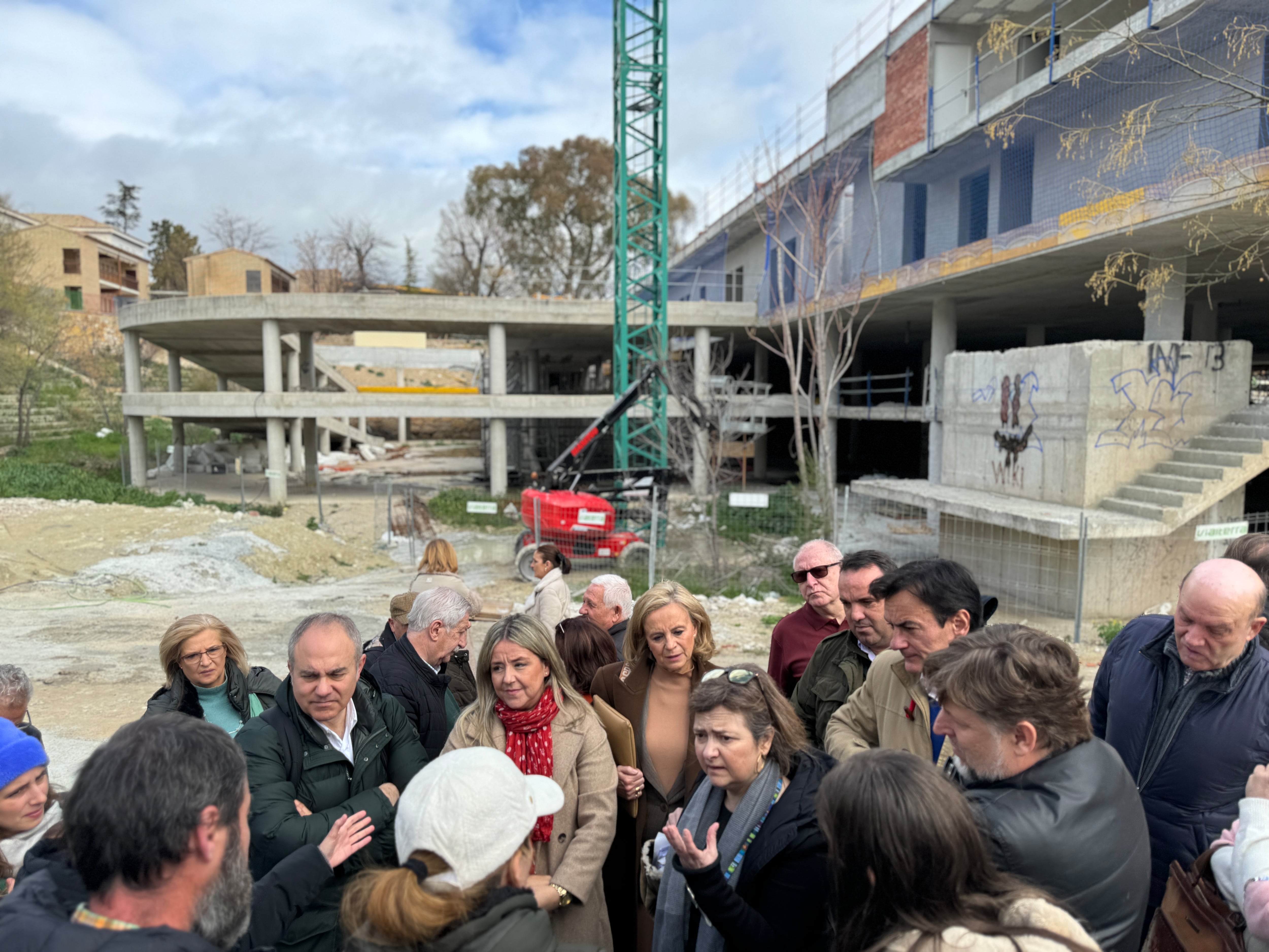 La arquitecta, Esperanza Lozano, junto a las autoridades, explican los detalles de las obras a los representantes vecinales.