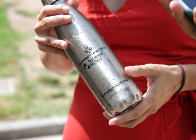 Presentación de la nueva fuente de agua refrigerada en la plaza del Ayuntamiento de València