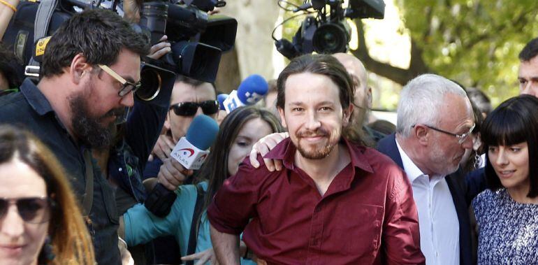 GRA166. VALENCIA, 15/05/2015.- El secretario general de Podemos, Pablo Iglesias, a su llegada hoy a un acto público en la Facultad de Geografía e Historia de la Universidad de Valencia, en el que ha reivindicado a esta formación como "el movimiento heredero" del 15M, del que hoy se cumplen cuatro años, pues éste fue "la mejor expresión social de esas crisis del régimen político español", y Podemos fue "la mejor expresión política". EFE/Kai Försterling