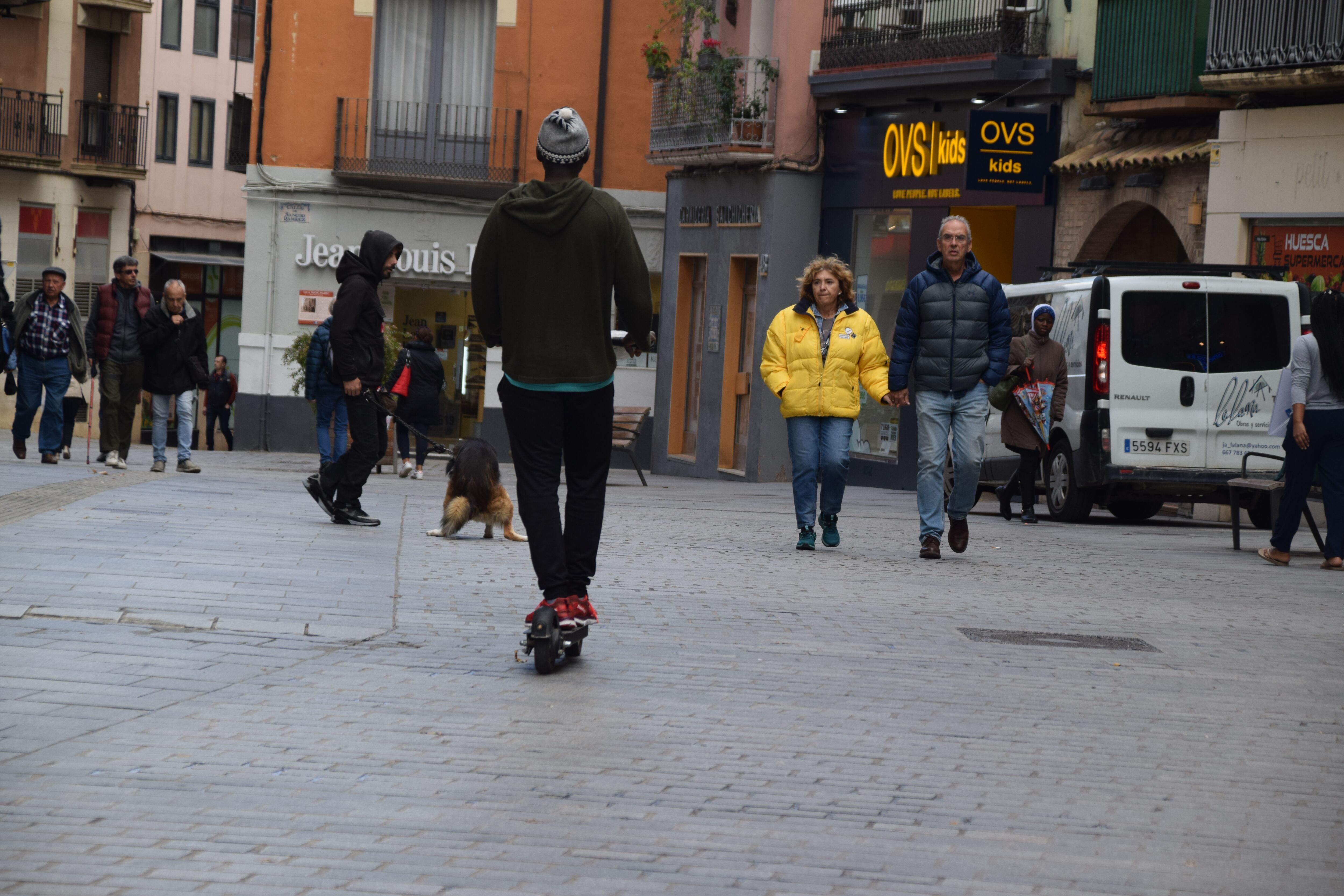 Patinetes eléctricos circulando por el Coso en Huesca