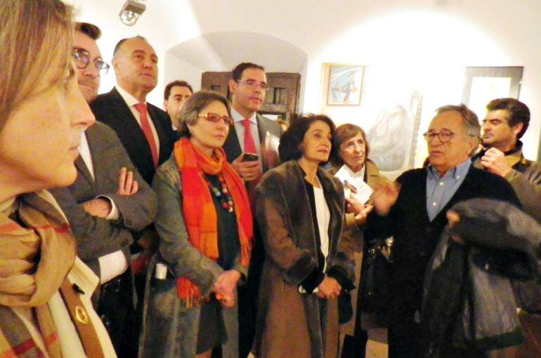 Autoridades regionales, provinciales y locales, junto a José Emiliano Lozano, hijo del artista e impulsor de 'Arte y Cultura de Tarancón en femenino'