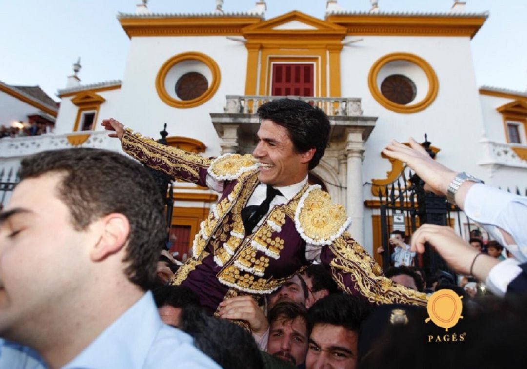 Pablo Aguado, en su triunfal salida a hombros por la Puerta del Príncipe el Viernes de Farolillos del pasado año