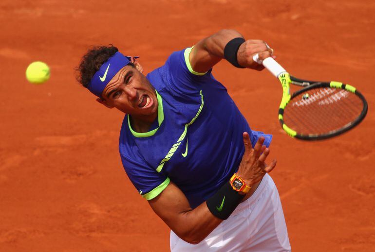 Nadal saca en Roland Garros