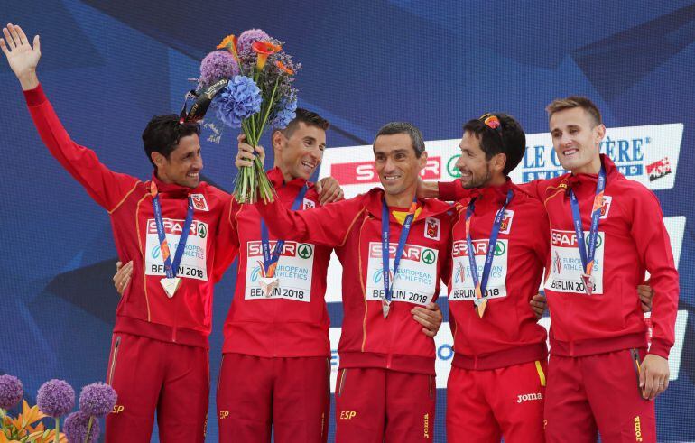 Equipo español de Maratón celebra la medalla de plata conseguida en los Europeos de Atletismo 