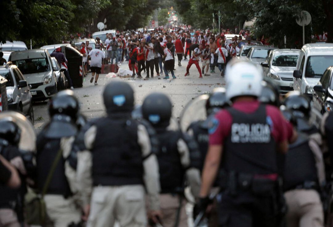 Disturbios de los aficionados de River durante el River-Boca. 