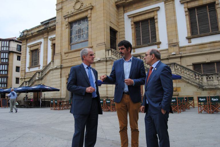 El alcalde de San Sebastián, Eneko Goia (centro), y el consejero de Salud, Jon Darpón (derecha), frente al edificio del mercado de La Bretxa que acogerá el nuevo centro de salud de la Parte Vieja.