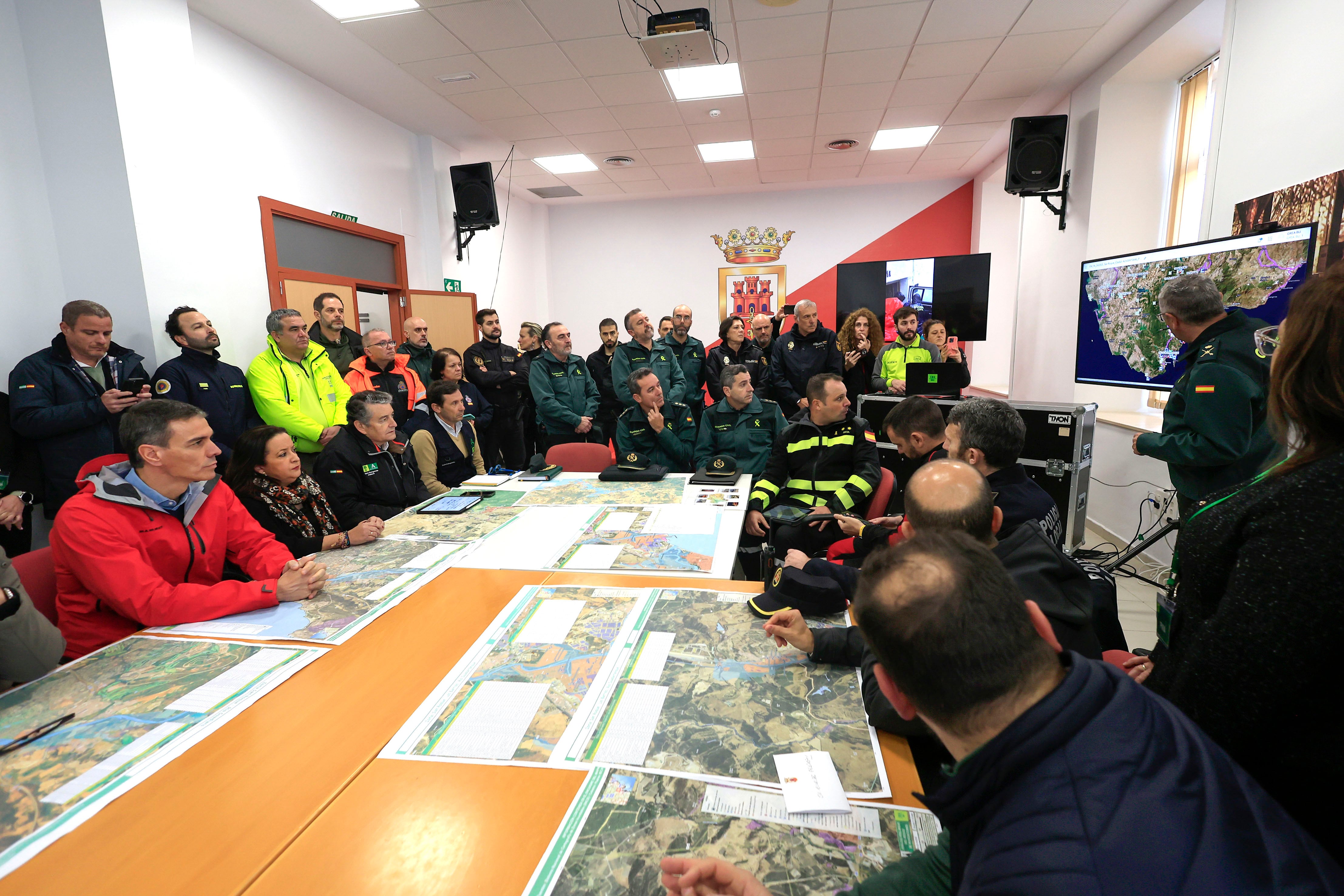 El presidente del Gobierno, Pedro Sánchez, durante la visita que realizaba al Campo de Gibraltar para ver el Puesto de Mando Avanzado de San Roque, el pasado viernes. EFE/A.Carrasco Ragel