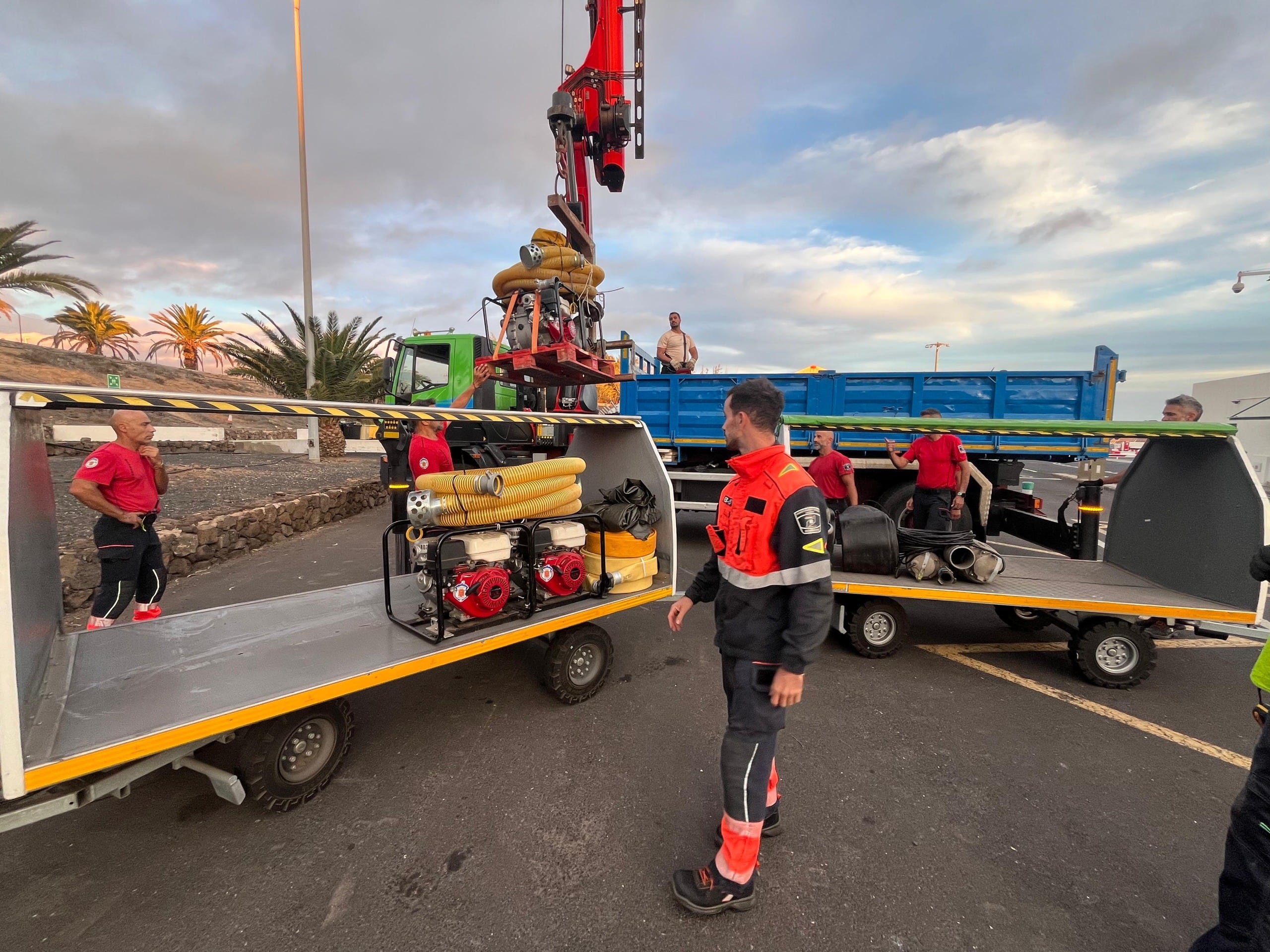 Bomberos del Consorcio de Seguridad y Emergencias de Lanzarote preparando el material para llevarlo a Valencia.