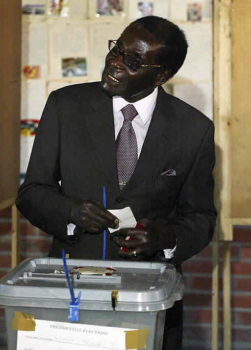 El presidente zimbabuense Robert Mugabe votando