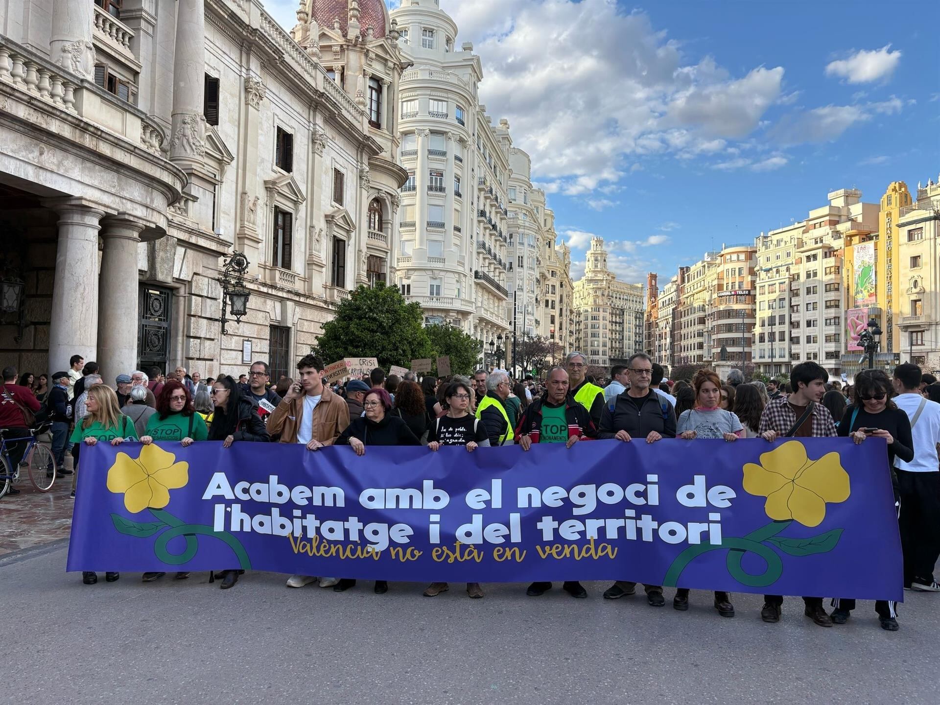 Manifestación por el derecho a la vivienda en València.