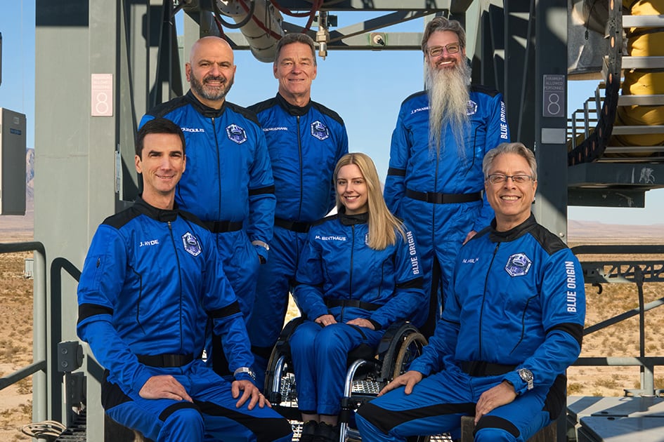 Fotografía tomada de la cuenta oficial en X @blueorigin donde se observa a Joey Hyde (i) Adonis Pouroulis (2-i) Hans Koenigsmann (3-i), Michaela (Michi) Benthaus (c), Jason Stansell (2-d) y Neal Milch (d), integrantes del programa New Shepard.