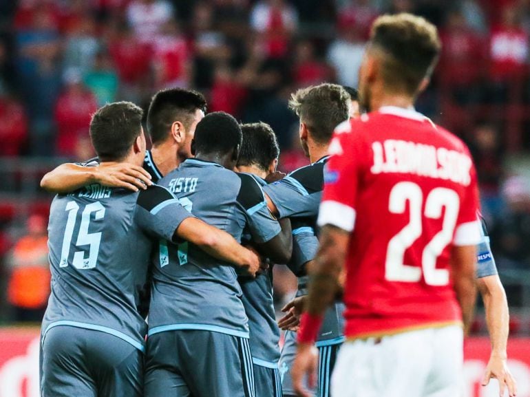 Los jugadores del Celta de Vigo celebran un gol del empate ante el Standard de Lieja hoy, jueves 15 de septiembre de 2016, durante el juego por el Grupo G de la Liga Europa, que se disputa en Lieja, Bélgica.