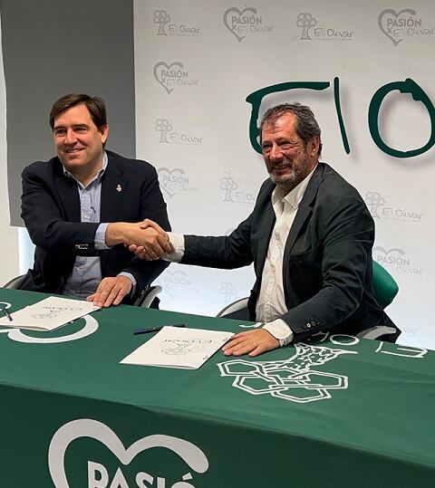 Reynaldo Benito, a la izquierda, en la firma de la renovación del convenio de vinculación del Casademont Zaragoza con el Estadio Miralbueno El Olivar