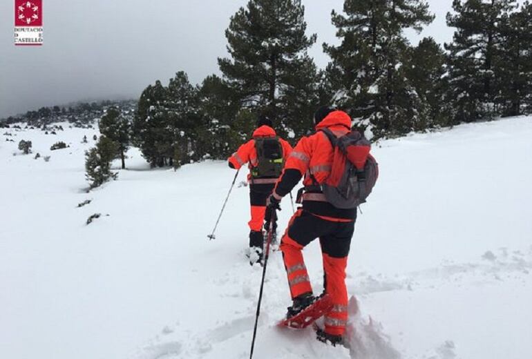 Operativo de rescate de varios senderistas desaparecidos durante un temporal de frío, viento y nieve en el interior de Castellón