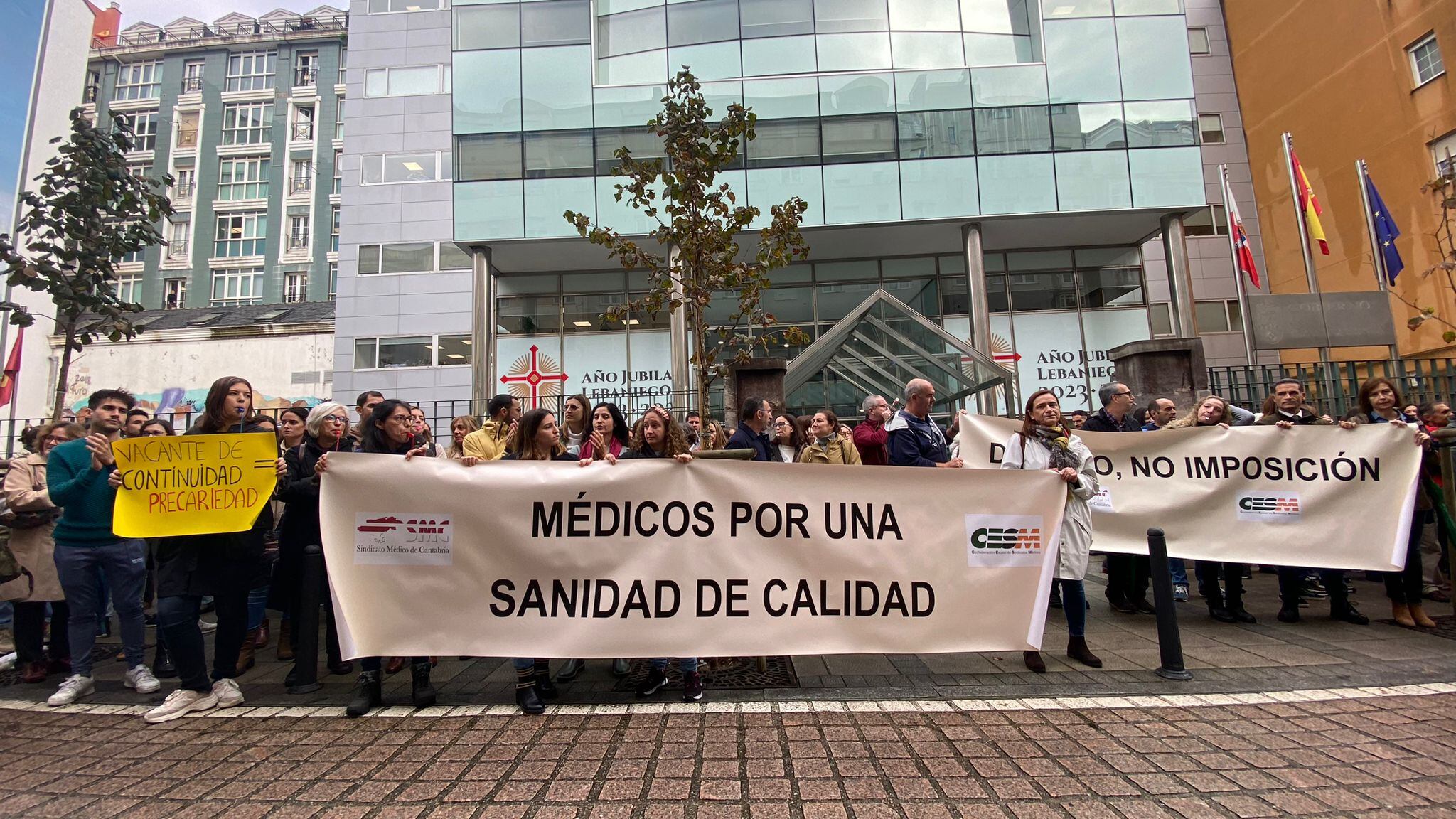 Archivo/ Concentración del sindicato médico frente al Gobierno de Cantabria en Peña Herbosa. Jana Sánchez