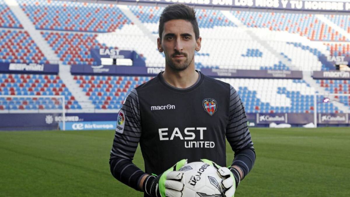 El Alavés se interesa por la situación del portero levantinista Oier Olazabal