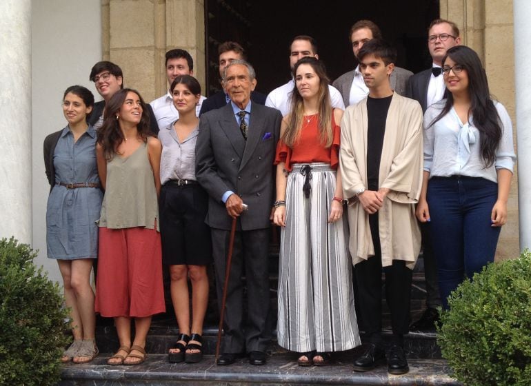 Antonio Gala en el acto de apertura de curso de su Fundación, acompañado por algunos de los nuevos residentes